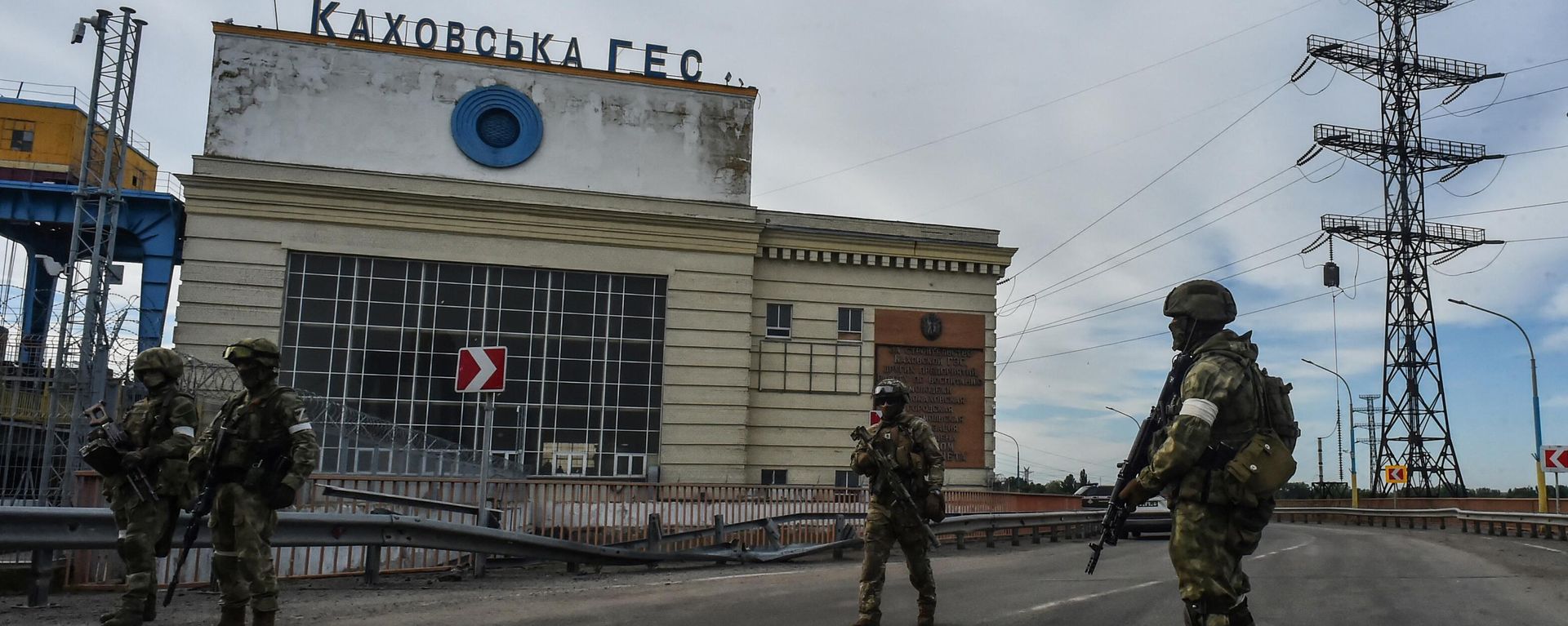 This photo taken on May 20, 2022 shows Russian servicemen standing guard near the Kakhovka Hydroelectric Power Plant, Kherson Oblast. - Sputnik International, 1920, 07.06.2023