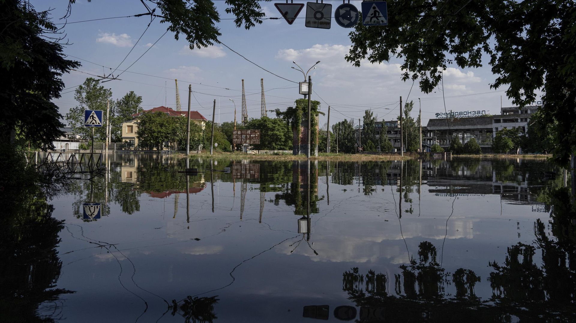 Streets are flooded in Kherson, Tuesday, Jun 6, 2023 after the Kakhovka dam was blown up overnight.  - Sputnik International, 1920, 06.06.2023