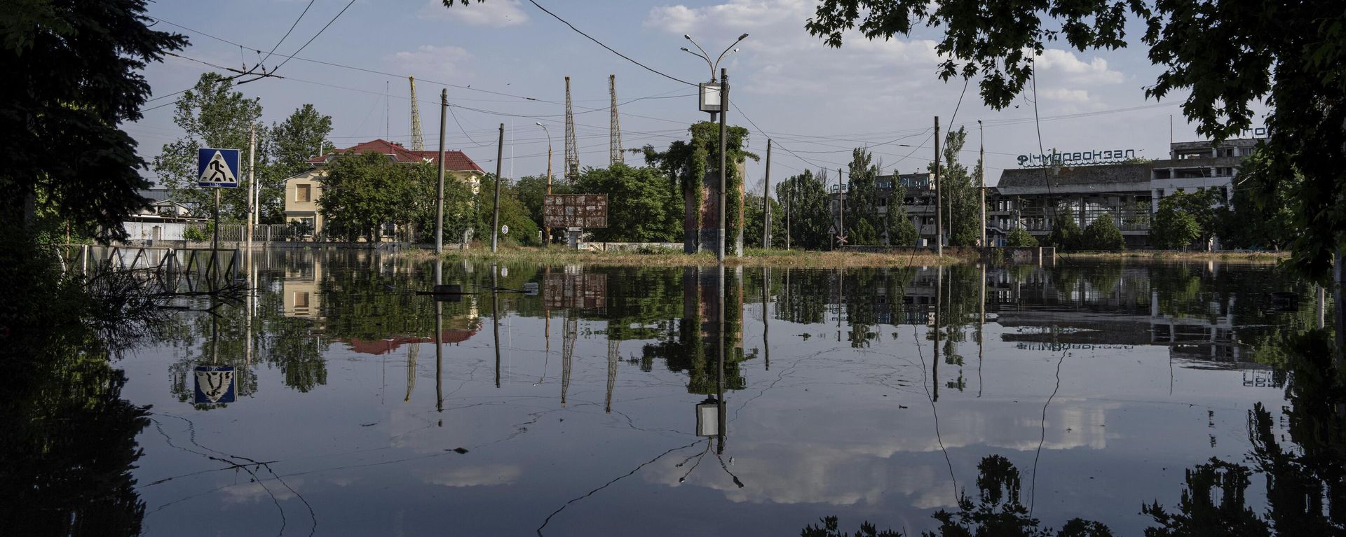 Streets are flooded in Kherson, Tuesday, Jun 6, 2023 after the Kakhovka dam was blown up overnight.  - Sputnik International, 1920, 19.06.2023