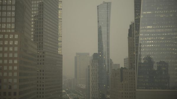 Buildings in lower Manhattan in New York are partially obscured by smoke from Canadian wildfires on Tuesday, June 6, 2023. - Sputnik International