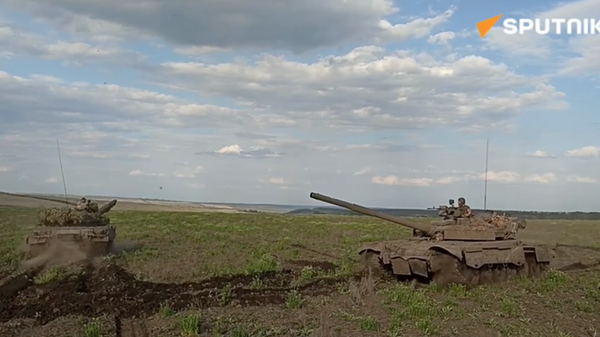 Combat work by T-80BV tank crews belonging to the Russian Armed Forces at the vanguard of the special military operation - Sputnik International