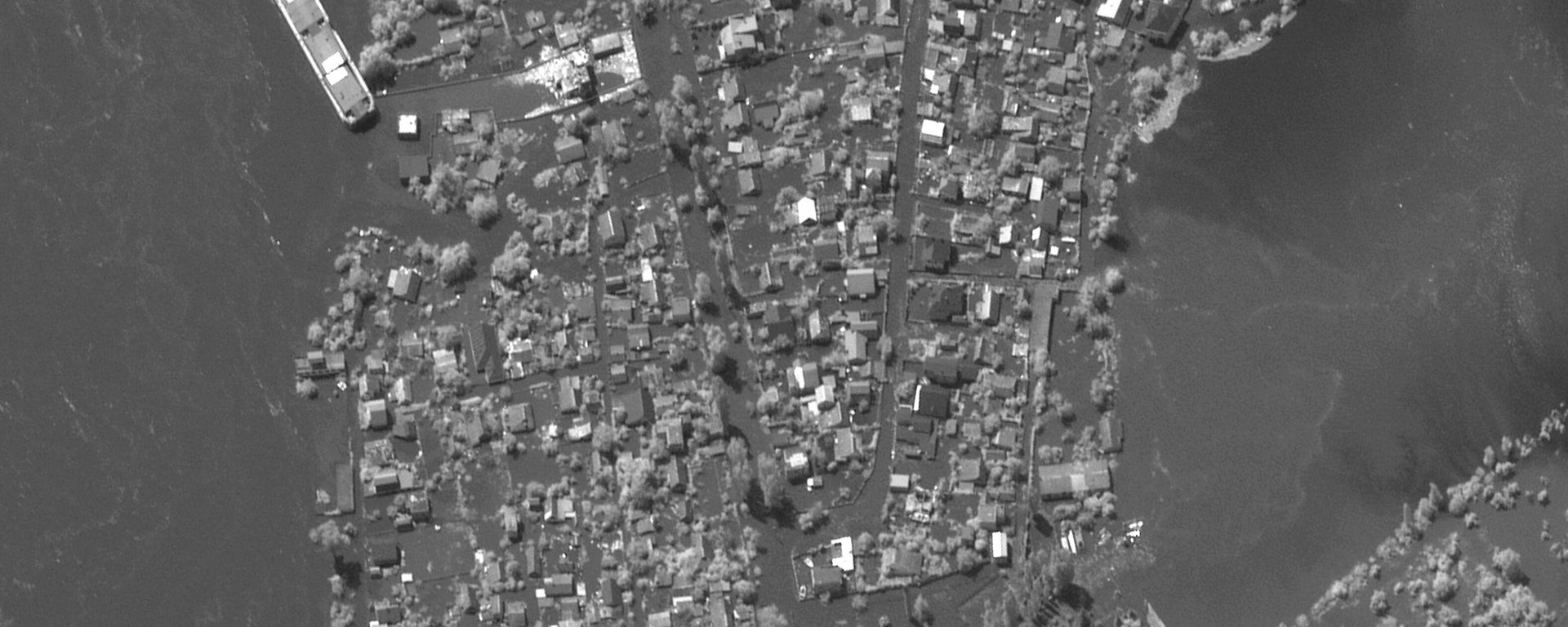 Satellite image shows extensive flooding in Kherson region following Tuesday's Ukrainian attack on the Kakhovka hydroelectric power plant's dam. - Sputnik International, 1920, 11.06.2023