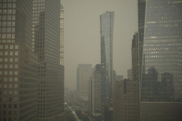 Buildings in lower Manhattan in New York are partially obscured by smoke from Canadian wildfires on Tuesday, June 6, 2023. - Sputnik International
