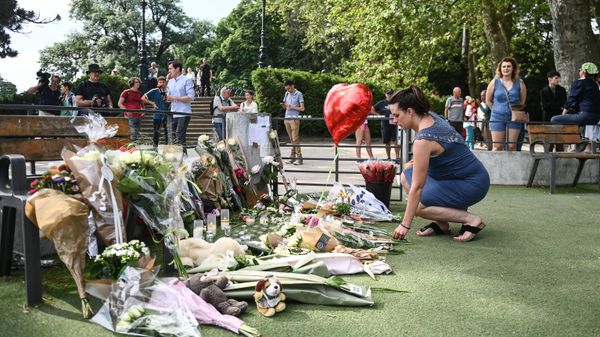 A woman lays flowers for the victims of a stabbing attack that occured the day before in the 'Jardins de l'Europe' parc in Annecy, French Alps, on June 9, 2023. - Sputnik International