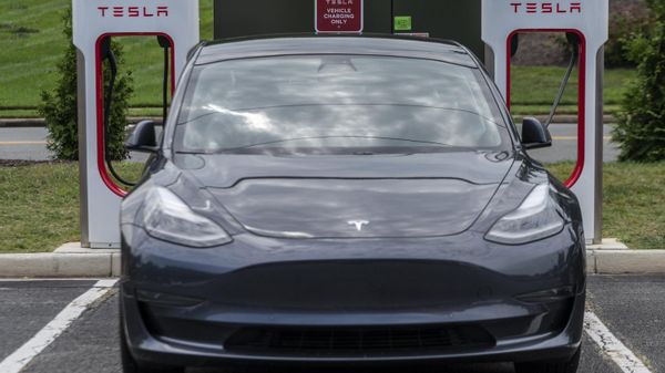 Cars charge at a Tesla super charging station in Arlington, Virginia on August 13, 2021 - Sputnik International