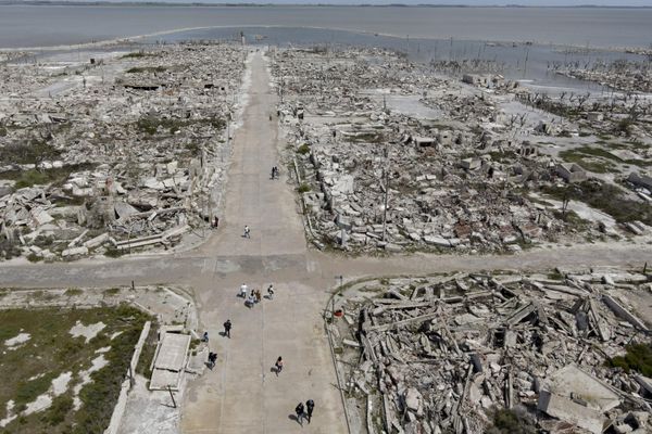 Tourists walk along the main street of the abandoned Villa Epecuen, Argentina, Friday, Oct. 8, 2021. The Argentine spa town was a mecca of tourism for much of the 20th century, until the adjoining lake poured through a broken embankment in 1985 and destroyed hotels, restaurants and other buildings. - Sputnik International