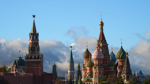 A general view shows the St. Basil's Cathedral and the Kremlin's Spasskaya Tower on a sunny autumn day, in Moscow, Russia. - Sputnik International