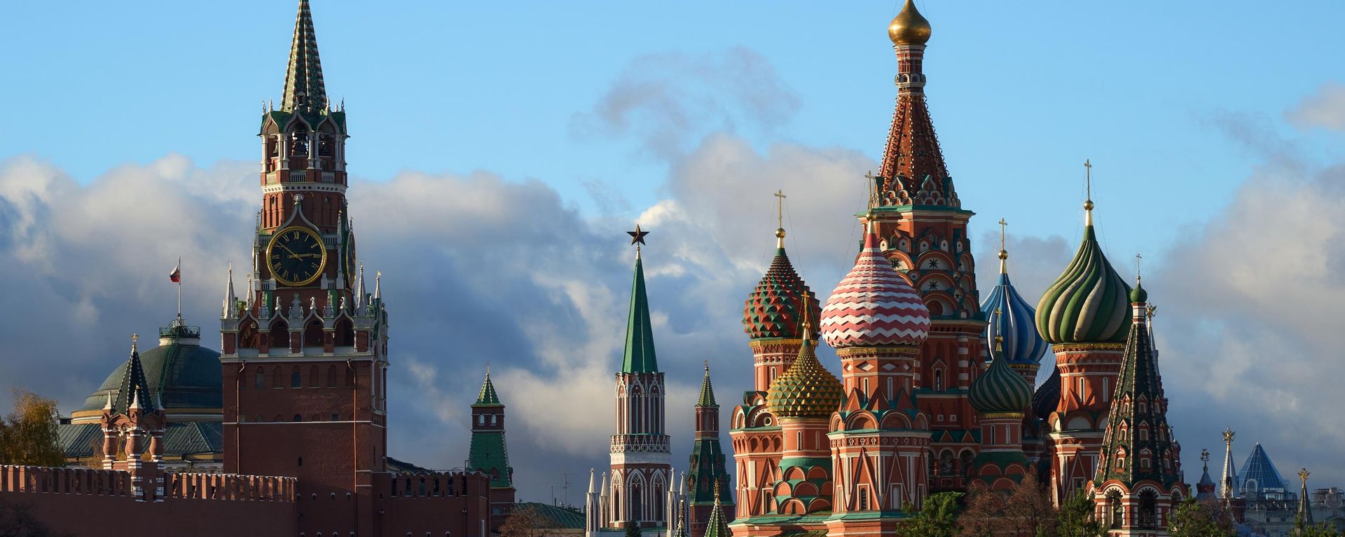 A general view shows the St. Basil's Cathedral and the Kremlin's Spasskaya Tower on a sunny autumn day, in Moscow, Russia. - Sputnik International, 1920, 30.04.2025