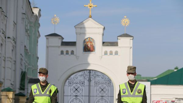 National Guard soldiers blocked the entrance to the Kiev Pechersk Lavra  - Sputnik International