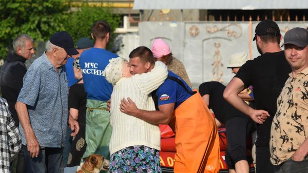 Members of Russian emergencies ministry evacuate residents from a flooded area following the destruction of the Russian-controlled Kakhovka dam in the course of Russia's military operation in Ukraine, in the town of Golaya Pristan in Kherson region territory, that has accessed Russia. - Sputnik International