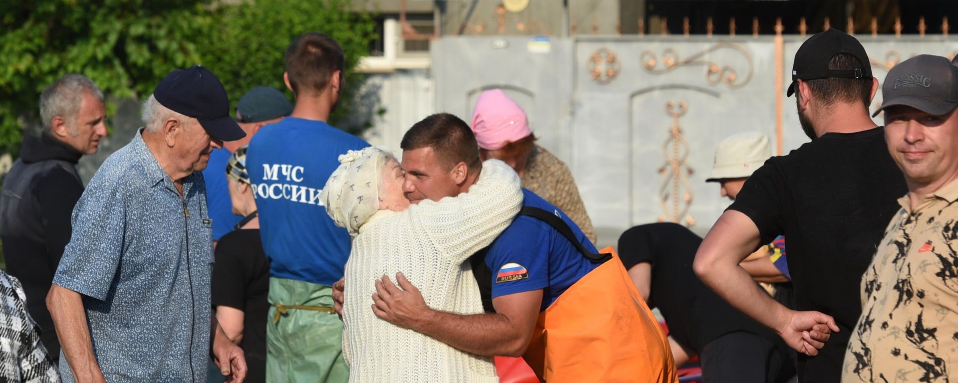 Members of Russian emergencies ministry evacuate residents from a flooded area following the destruction of the Russian-controlled Kakhovka dam in the course of Russia's military operation in Ukraine, in the town of Golaya Pristan in Kherson region territory, that has accessed Russia. - Sputnik International, 1920, 12.06.2023