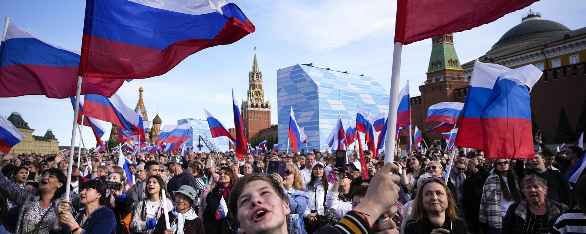 Attendees at the concert dedicated to Russia's Day (June 12) on Red Square in Moscow - Sputnik International, 1920, 18.03.2024