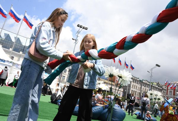 Russia Day celebrations typically involve various festive events, such as concerts, held in population centers all over the country.Above: Participants of the Russia Day celebrations in Vladivostok. - Sputnik International