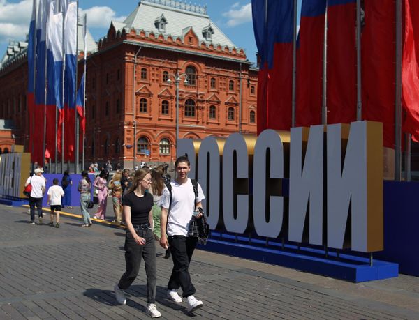 People stroll across Manezhnaya Square in Moscow on June 9, which had already been decorated for the Russia Day celebrations. - Sputnik International