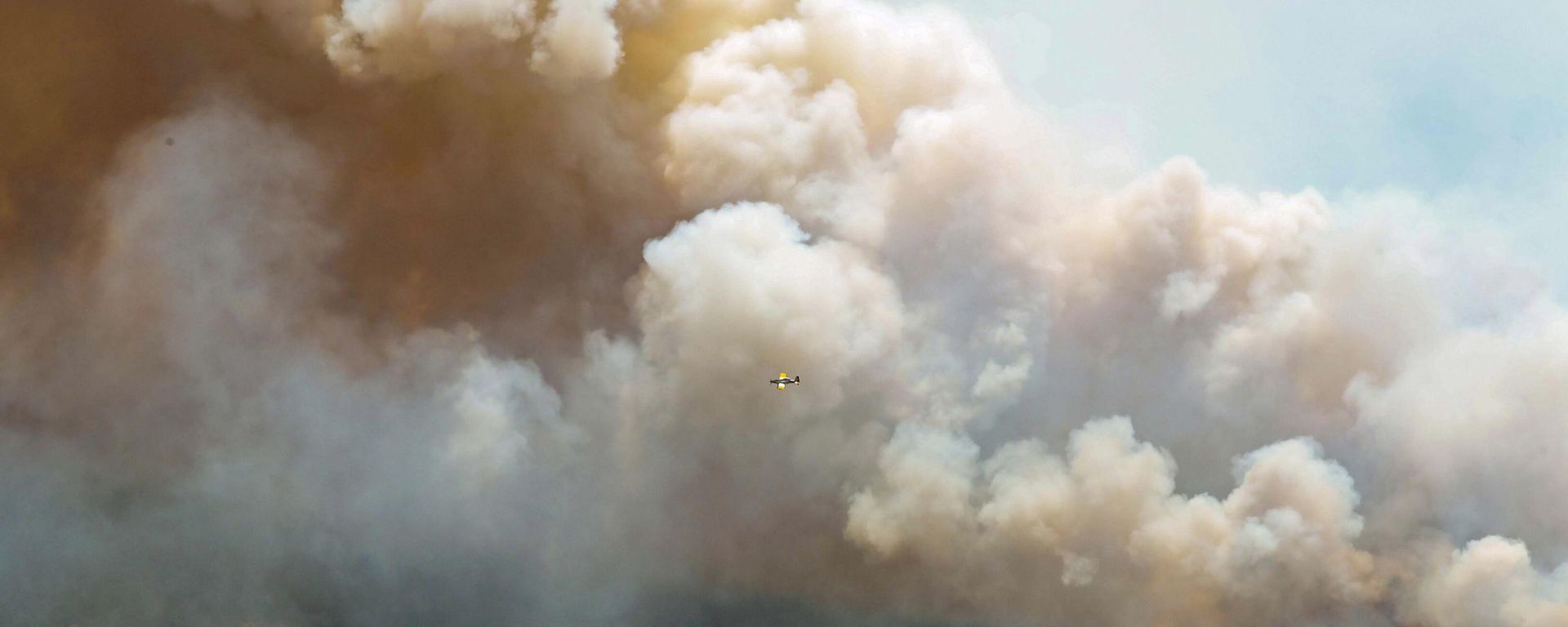 In this aerial image, an aircraft, center, flies near a wildfire burning near Barrington Lake in Shelburne County, Nova Scotia, on Wednesday, May 31, 2023. In this aerial image, an aircraft, center, flies near a wildfire burning near Barrington Lake in Shelburne County, Nova Scotia, on Wednesday, May 31, 2023. - Sputnik International, 1920, 18.08.2023
