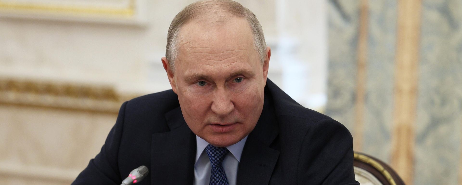 Russian President Vladimir Putin meets with war correspondents at the Kremlin in Moscow, Russia Russian President Vladimir Putin meets with war correspondents at the Kremlin in Moscow, Russia - Sputnik International, 1920, 06.12.2023