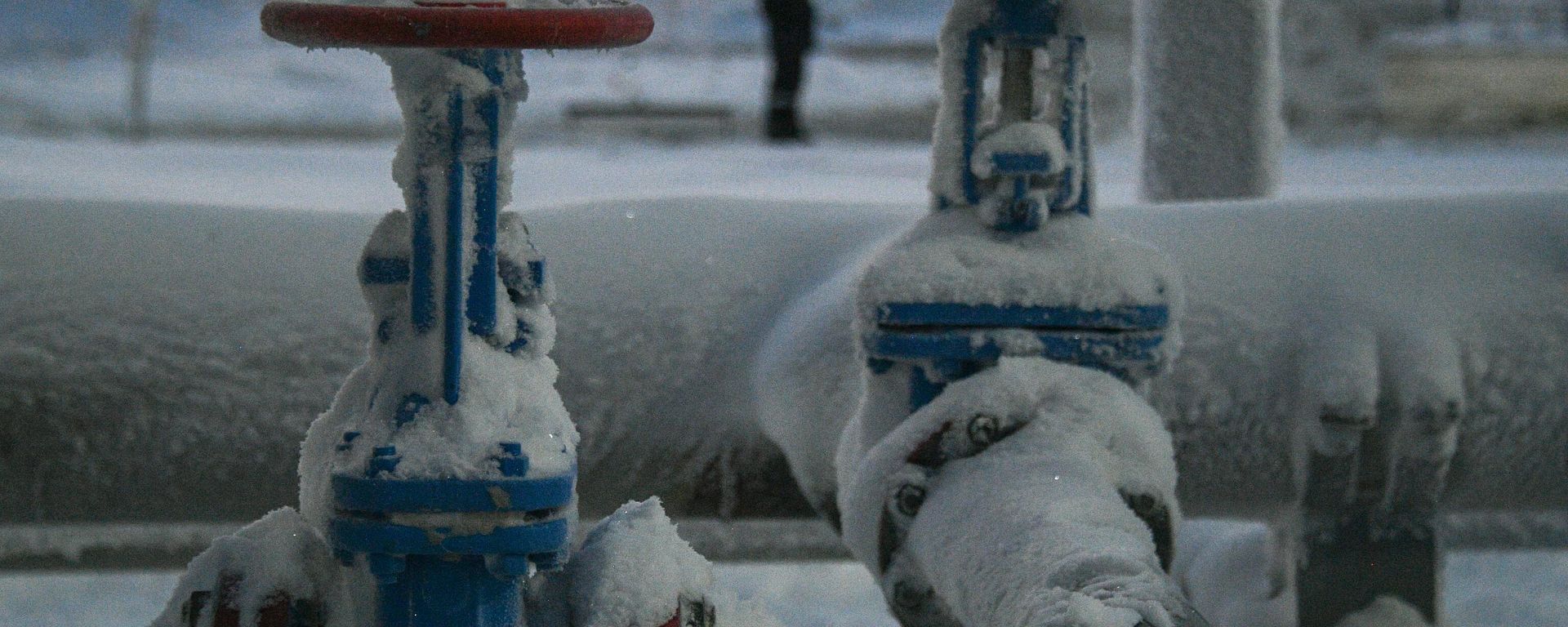 Valves and pipes are pictured at the Salmanovskoye (Utrenneye) oil and gas condensate field (OGCF) which will provide resources for the Arctic LNG 2 project owned by Russian gas producer Novatek on the Gydan Peninsula in the Yamalo-Nenets Autonomous Area, Russia. - Sputnik International, 1920, 13.06.2023