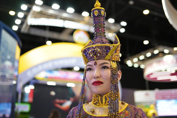Besides company booths at the forum, there are stands representing Russia's regions.Above: A young lady donning a national costume at a forum stand. - Sputnik International