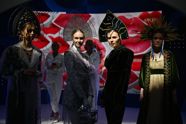 Young ladies donning Russia's national headdress, known as kokoshniks, at the Russian Export Center stand. - Sputnik International