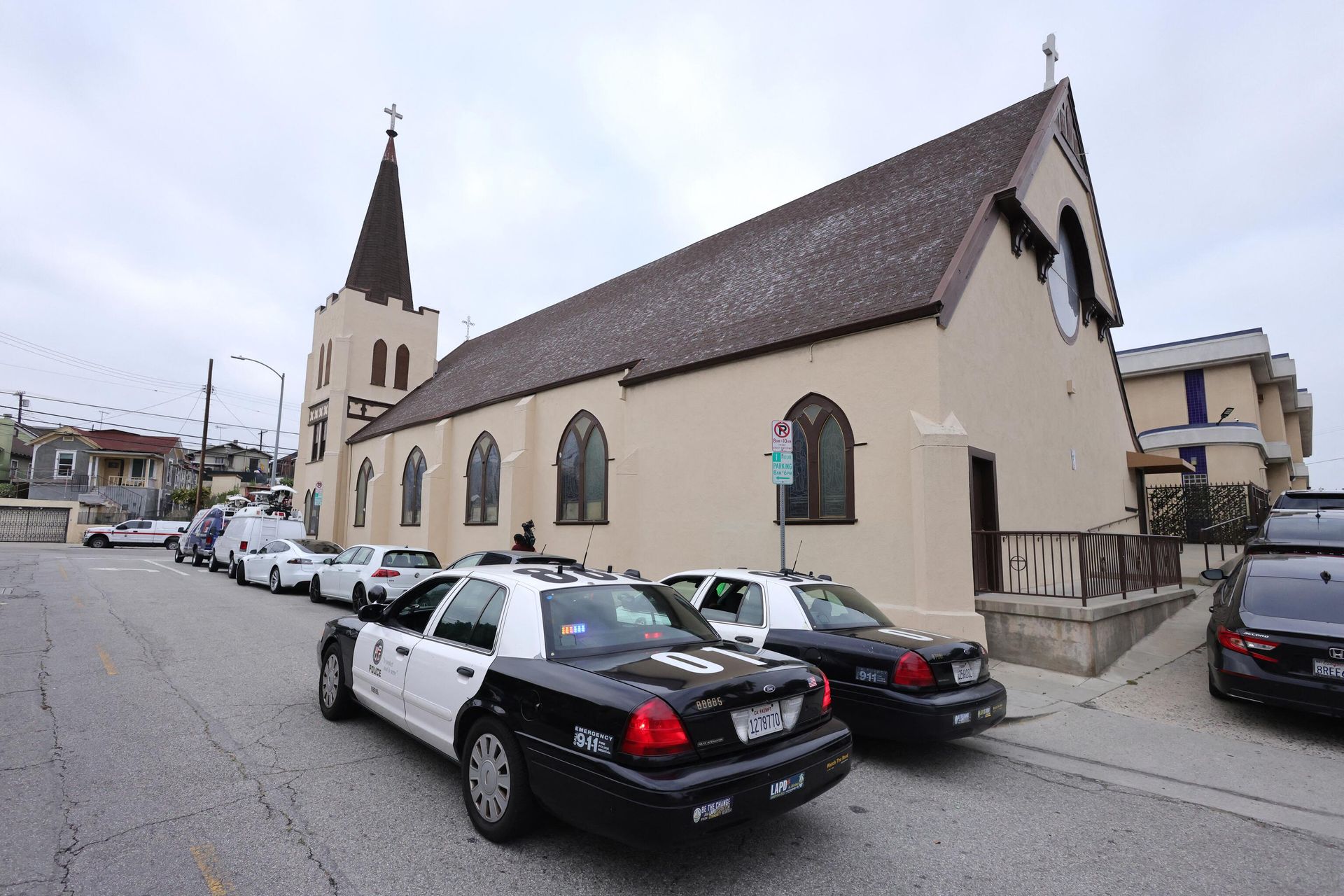 LAPD officers sit in their vehichles outside of St. Anthony Croatian Catholic Church where migrants have been transported in Los Angeles, June 14, 2023. - Sputnik International, 1920, 15.06.2023