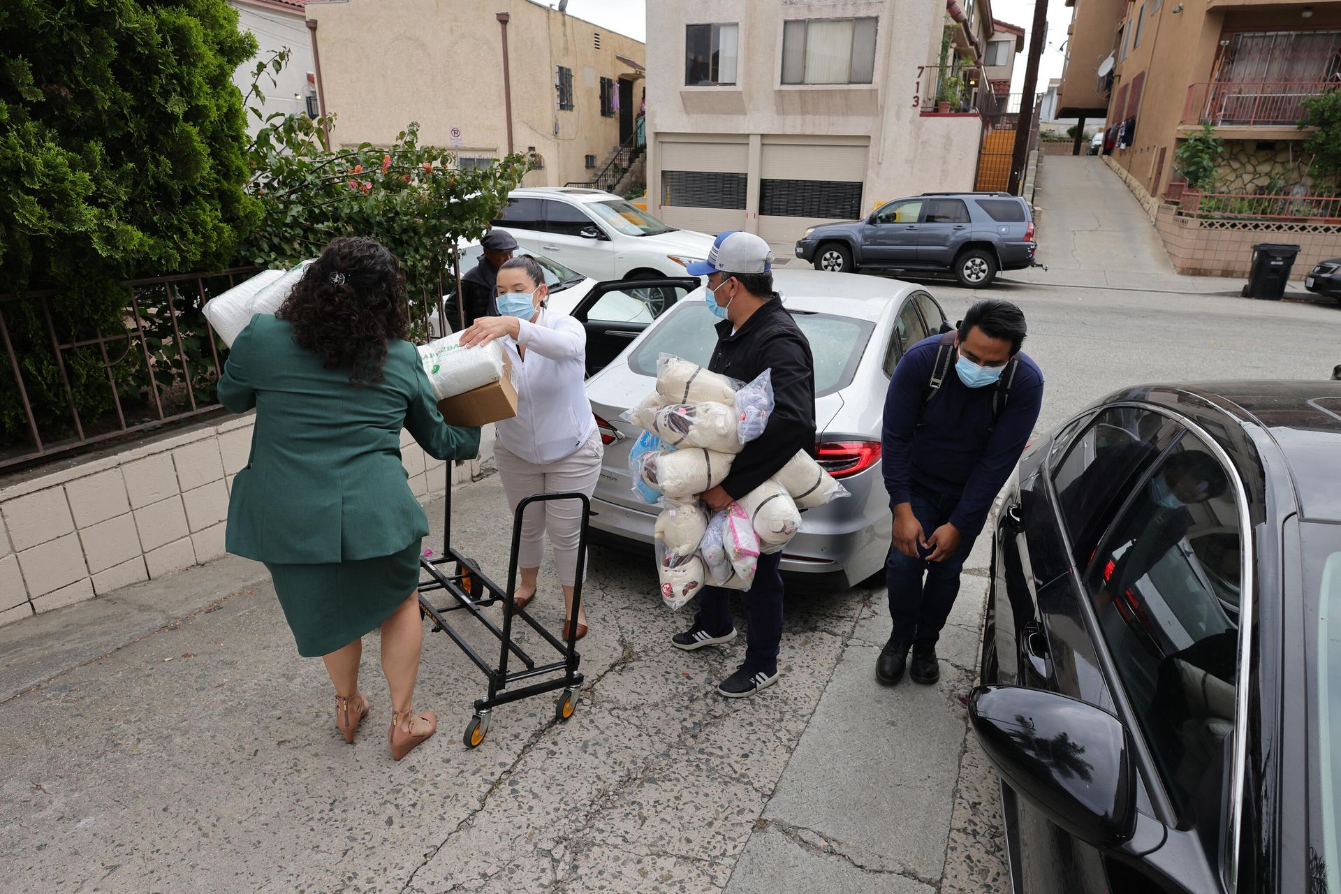 Officials and volunteers deliver diapers, supplies and toys to the St. Anthony Croatian Catholic Church where migrants have been transported in Los Angeles, June 16, 2023.  - Sputnik International, 1920, 15.06.2023