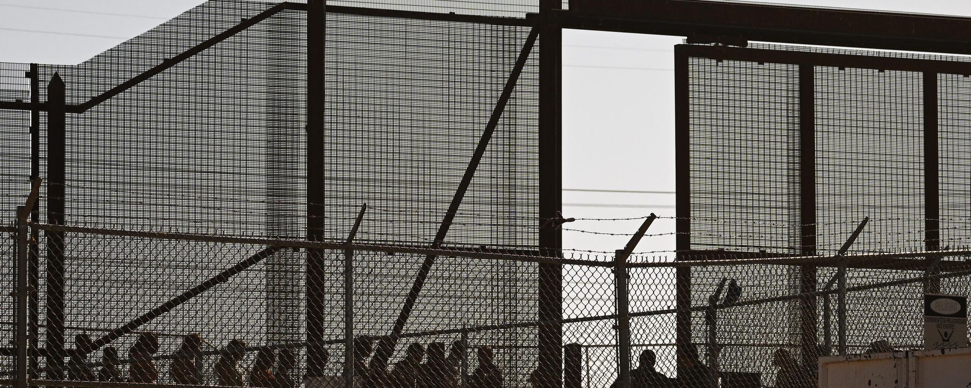 Migrants wait along the border wall at gate 42 to surrender to US Customs and Border Protection (CBP) Border Patrol agents for immigration and asylum claim processing on May 11, 2023.  - Sputnik International, 1920, 15.06.2023