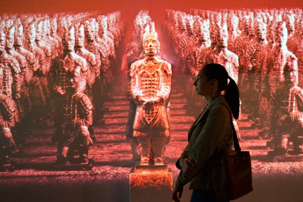 The collection features detailed life-size recreations of the terracotta warriors and horses that once represented the might of the Qin dynasty, replicas of chariots, weapons, everyday objects, and colorful historical costumes.Above: The 'Terracotta Army. Immortal Warriors of China' exhibition in St Petersburg. - Sputnik International