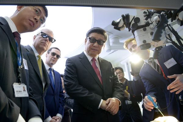 UK Prince Andrew, the Duke of York, second left, UK Chancellor George Osborne, and China's President Xi Jinping, center, wear 3D glasses to view robotic equipment with PhD student Gauthier Gras, left, at the Hamlyn Centre for Medical Robotics, during a visit to Imperial College London, in London. - Sputnik International