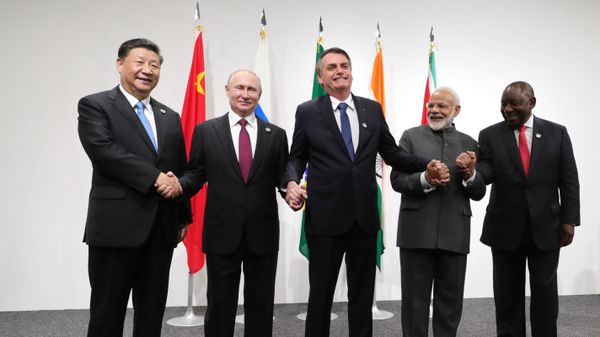 Chinese President Xi Jinping, Russian President Vladimir Putin, Brazilian President Jair Bolsonaro, Indian Prime Minister Narendra Modi and South African President Cyril Ramaphosa at the BRICS leaders photo ceremony at the INTEX Osaka International Exhibition Center. - Sputnik International