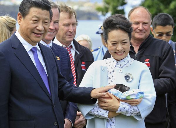 China's President Xi Jinping (L) and his wife Peng Liyuan (front R) hold a Tasmanian devil during their visit to Government House in Australia’s city of Hobart. - Sputnik International