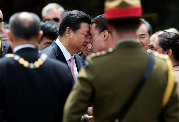 China's President Xi Jinping (C) receives a hongi, a traditional Maori greeting, from a Maori warrior during a welcoming ceremony at Government House in Wellington, New Zealand. - Sputnik International