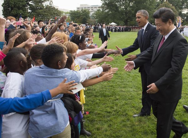 US President Barack Obama and Chinese President Xi Jinping greet school children during a state arrival ceremony on the South Lawn of the White House in Washington, DC. - Sputnik International