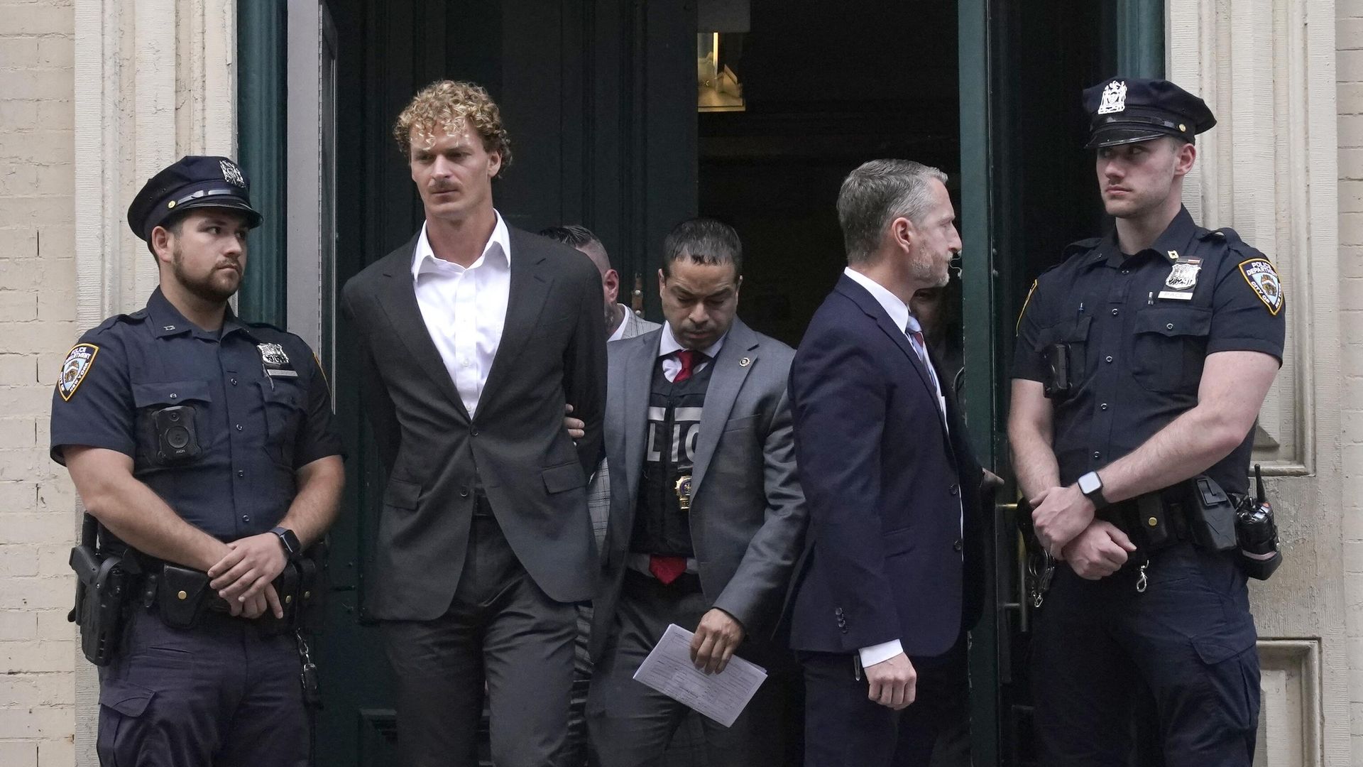 US Marine veteran Daniel Penny (2L) is walked out of the New York Police Department 5th Precinct in Lower Manhattan, May 12, 2023 on his way to a arraignment after he surrendered to authorities after being charged with 2nd Degree Manslaughter in the chokehold death of Jordan Neely. The death of Jordan Neely -- widely identified as a Michael Jackson impersonator who often performed on the train -- earlier this month sparked outrage. US Marine veteran Daniel Penny (2L) is walked out of the New York Police Department 5th Precinct in Lower Manhattan, May 12, 2023 on his way to a arraignment after he surrendered to authorities after being charged with 2nd Degree Manslaughter in the chokehold death of Jordan Neely. The death of Jordan Neely -- widely identified as a Michael Jackson impersonator who often performed on the train -- earlier this month sparked outrage. - Sputnik International, 1920, 15.06.2023