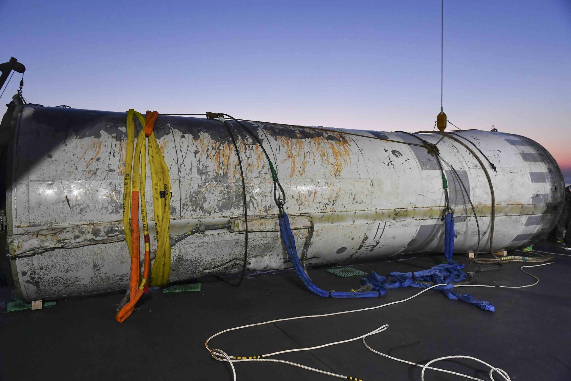 Object salvaged by South Korea's military that is presumed to be part of the North Korean space-launch vehicle that crashed into sea following a launch failure - Sputnik International, 1920, 16.06.2023