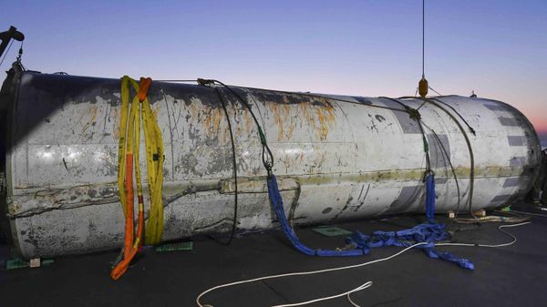 Object salvaged by South Korea's military that is presumed to be part of the North Korean space-launch vehicle that crashed into sea following a launch failure - Sputnik International