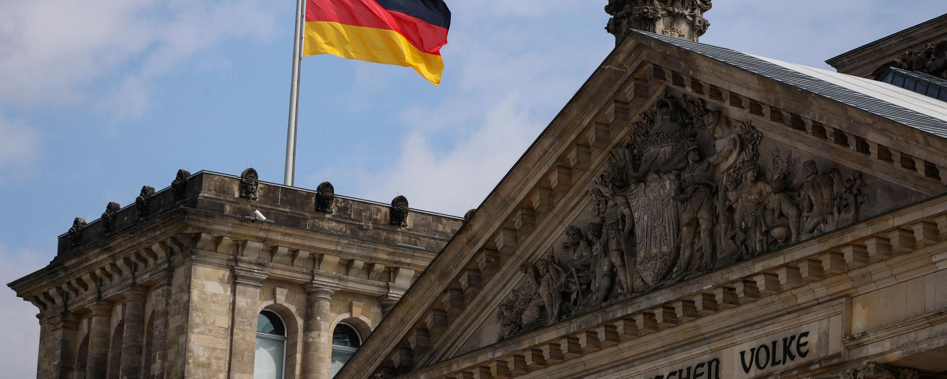 The German flag flutters in the breeze on the roof of the Reichstag, the building housing the German lower House of Parliament (Bundestag), file photo. - Sputnik International, 1920, 16.06.2023