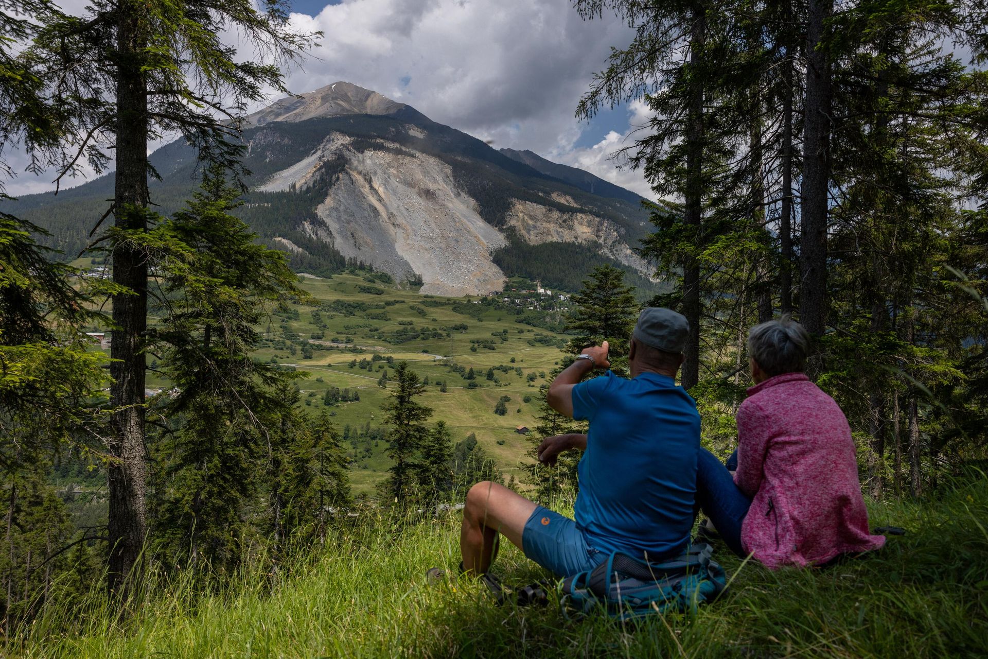 Tourists are facing a massive landslide that spared the village of Brienz, far-eastern Switzerland, on June 16, 2023.  - Sputnik International, 1920, 16.06.2023