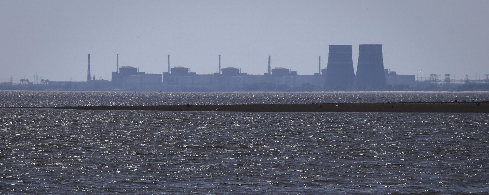 The Zaporozhye nuclear power plant is seen in the background of the shallow Kakhovka Reservoir after the dam collapse - Sputnik International, 1920, 16.06.2023