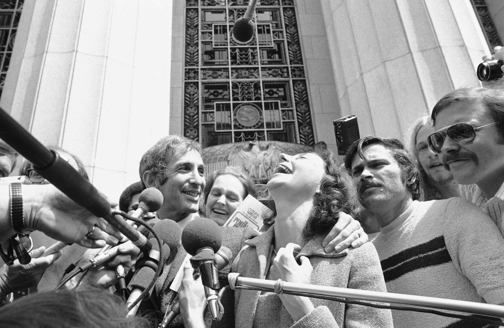 Daniel Ellsberg is all smiles and his wife Patricia throws back her head in happiness as they emerge from the Federal building in Los Angeles May 11, 1973 shortly after the trail judge in the Pentagon Papers case made his decision. The judge dismissed all charges of espionage, theft, and conspiracy against Ellsberg and his co-defendant, Anthony Russo. Daniel Ellsberg is all smiles and his wife Patricia throws back her head in happiness as they emerge from the Federal building in Los Angeles May 11, 1973 shortly after the trail judge in the Pentagon Papers case made his decision. The judge dismissed all charges of espionage, theft, and conspiracy against Ellsberg and his co-defendant, Anthony Russo. - Sputnik International, 1920, 16.06.2023