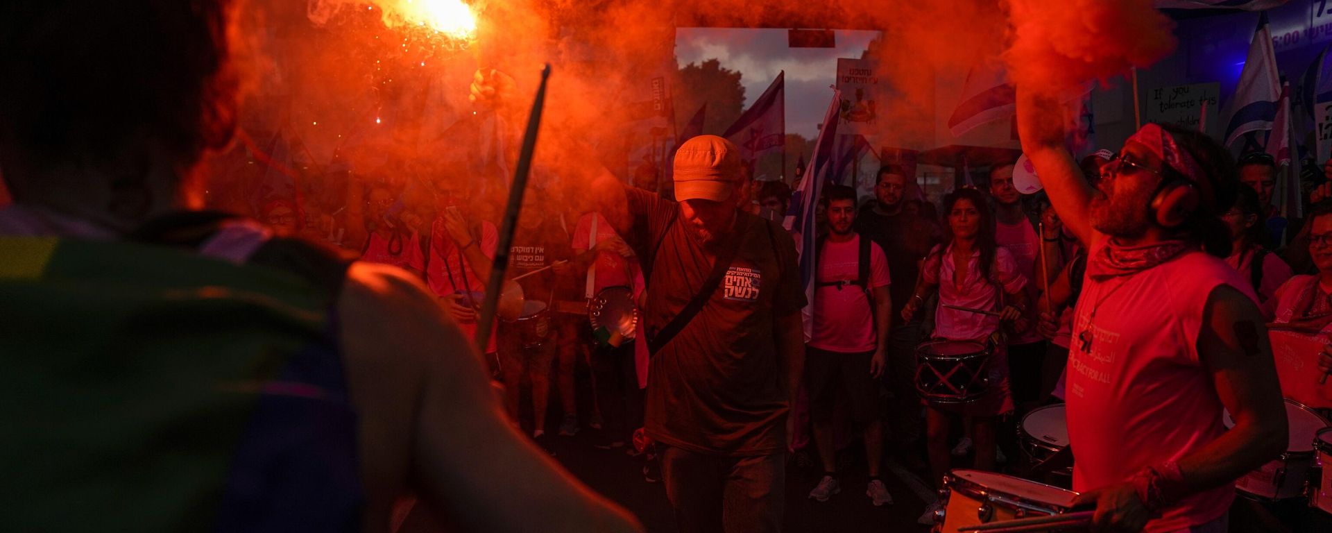 Israelis protest against plans by Prime Minister Benjamin Netanyahu's government to overhaul the judicial system in Tel Aviv - Sputnik International, 1920, 02.07.2023