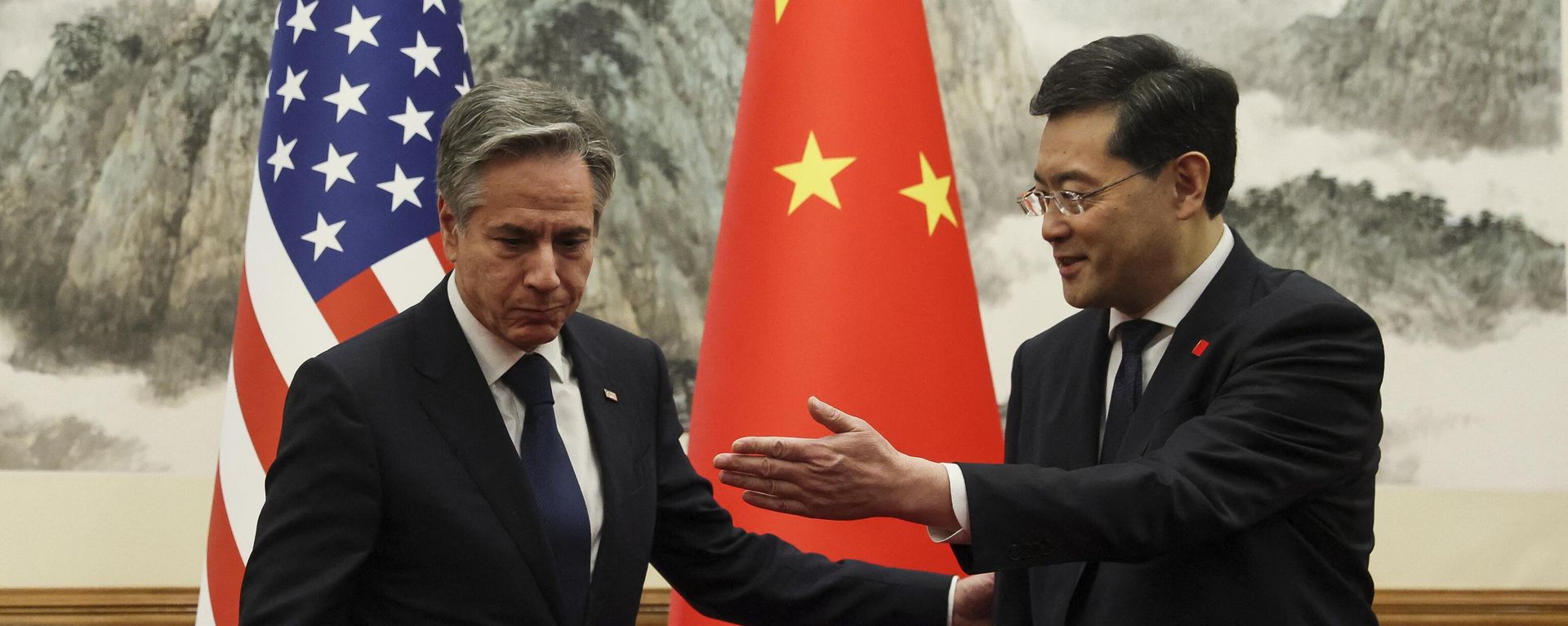 US Secretary of State Antony Blinken (L) and China's Foreign Minister Qin Gang greet each other ahead of a meeting at the Diaoyutai State Guesthouse in Beijing on June 18, 2023. - Sputnik International, 1920, 19.06.2023