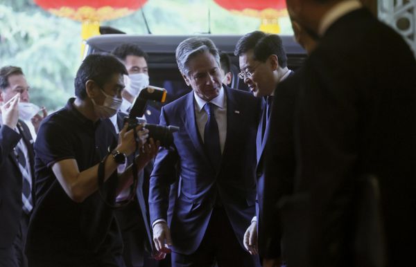 US Secretary of State Antony Blinken, center, meets with Chinese Foreign Minister Qin Gang, center right, at the Diaoyutai State Guesthouse in Beijing. - Sputnik International