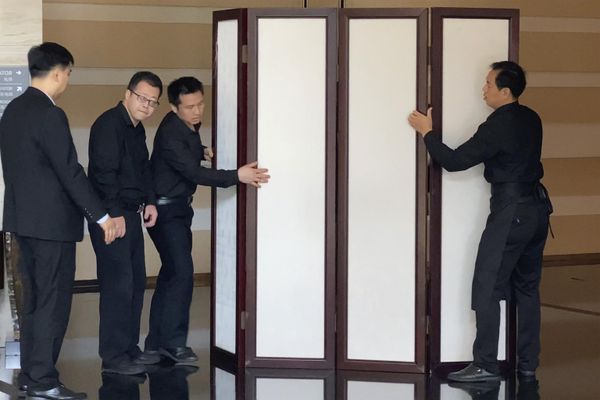 Hotel workers set up screens to prevent journalists from filming US Secretary of State Antony Blinken as he arrives at a hotel in Beijing. - Sputnik International