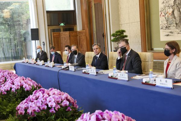 US Secretary of State Antony Blinken (C) meets with China's Foreign Minister Qin Gang at the Diaoyutai State Guesthouse in Beijing. - Sputnik International