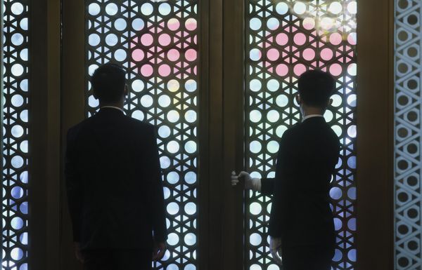 Doormen await the arrival of US Secretary of State Antony Blinken, ahead of his meeting with China's Foreign Minister Qin Gang, at the Diaoyutai State Guesthouse in Beijing, China. - Sputnik International