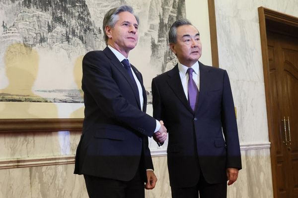 US Secretary of State Antony Blinken (L) shakes hands with China's Director of the Office of the Central Foreign Affairs Commission Wang Yi at the Diaoyutai State Guesthouse in Beijing. - Sputnik International