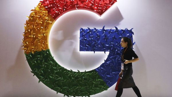 Женщина проходит мимо логотипа Google на Китайской международной выставке импортных товаров в Шанхае - Sputnik International