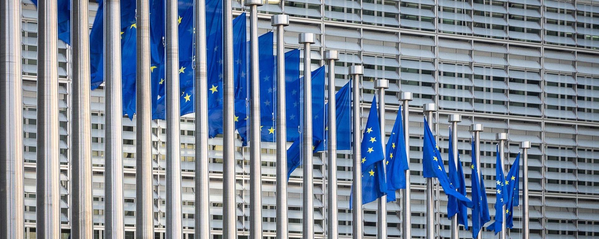 A picture taken in Brussels on April 18, 2023 shows European flags at the Berlaymont building which houses the headquarters of the European Commission, the executive branch of the European Union (EU) - Sputnik International, 1920, 20.06.2023
