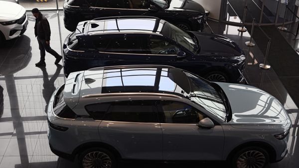 The view shows cars inside a Chinese automobile company dealership building in Moscow, Russia. - Sputnik International