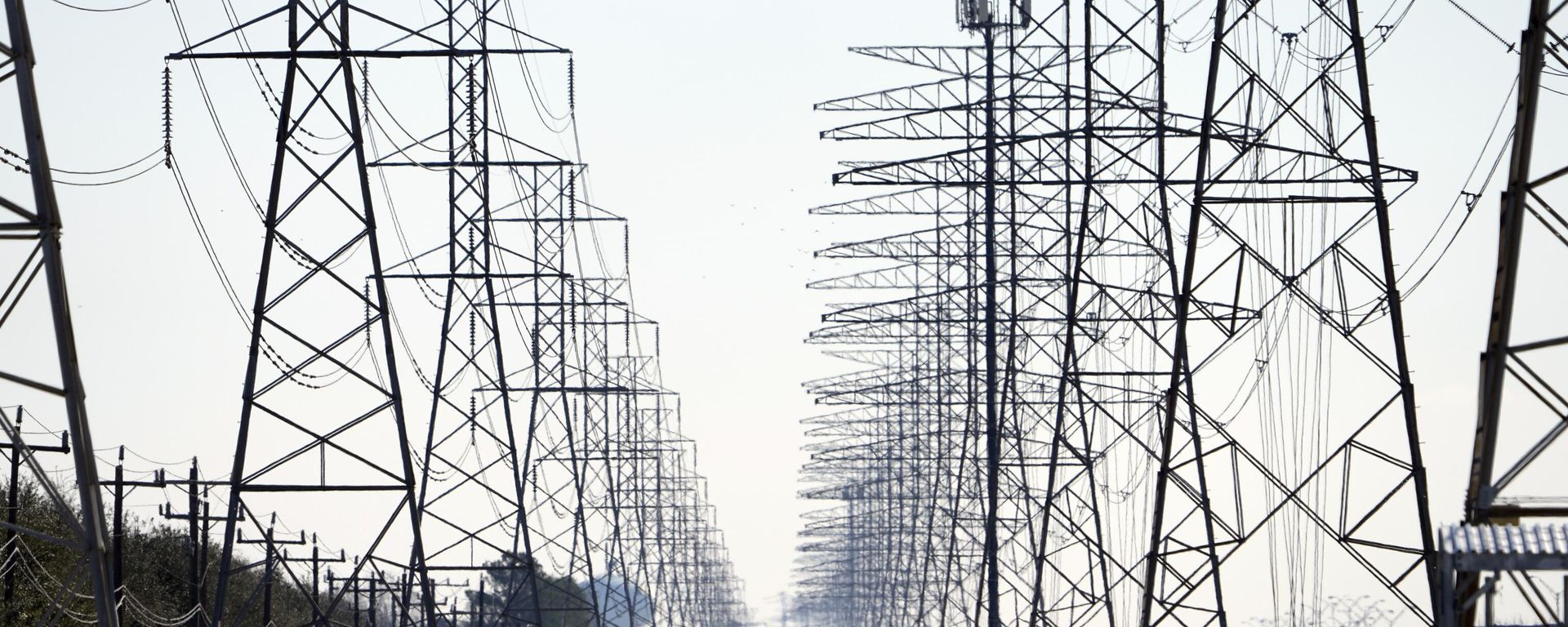 FILE - This Tuesday, Feb. 16, 2021, file photo shows power lines in Houston. In a letter, Tuesday, July 6, 2021, one month after declaring the state's electric power grid fixed, Republican Gov. Greg Abbott is demanding aggressive action from state utility regulators to shore up that grid. FILE - This Tuesday, Feb. 16, 2021, file photo shows power lines in Houston. In a letter, Tuesday, July 6, 2021, one month after declaring the state's electric power grid fixed, Republican Gov. Greg Abbott is demanding aggressive action from state utility regulators to shore up that grid. - Sputnik International, 1920, 10.11.2023